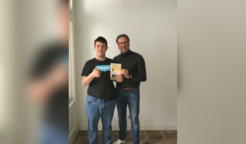 Jari Dons en zijn vader Michel zijn trots op het boek. FOTO PRIVEBEZIT