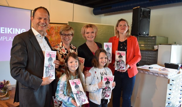 Vlnr Jan Paantjes, Miranda de Vries, Hilda Vliegenthart, Colinda Vergouwen. Op voorgrond Amber Janssen en Jans van Baal.
FOTO STELLA MARIJNISSEN