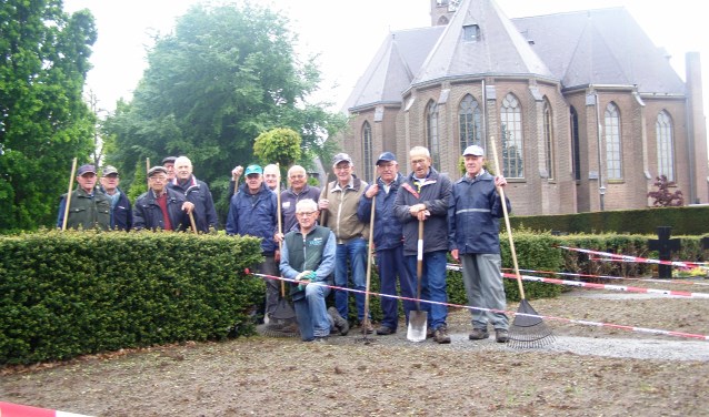 De vrijwilligers die de begraafplaats het hele jaar door onderhouden.