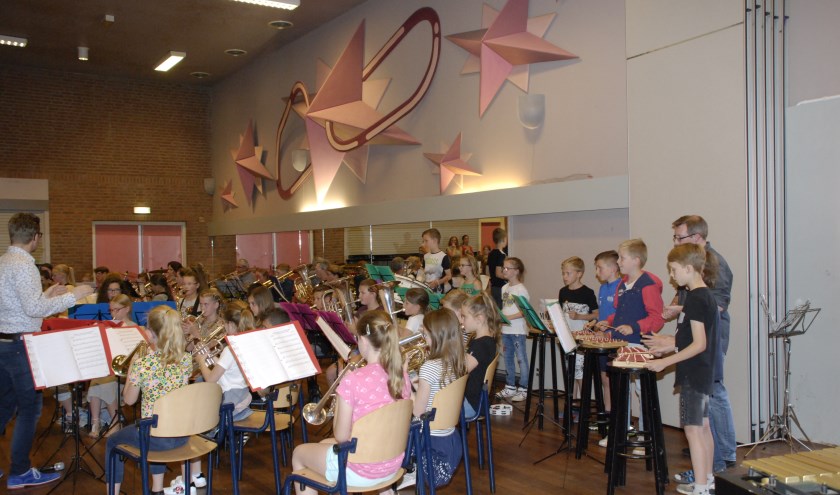 Basisschool Uniek en muziekvereniging St. Caecilia tijdens de afsluiting van het muziekproject.