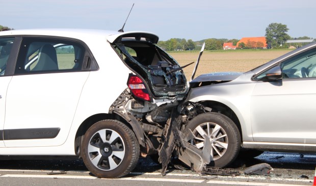 Twee auto's op de Deltaweg zijn zwaar beschadigd geraakt.
