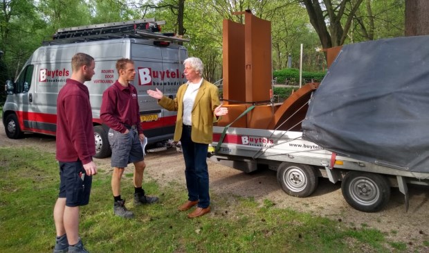 Architect Cees Dellebeke in overleg met het bouwbedrijf voor plaatsing van het Stiltemonument.