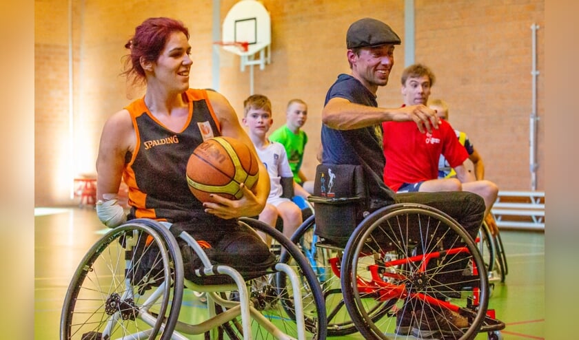 Snuffelen aan rolstoelbasketbal met topsporter Sylvana van Hees 