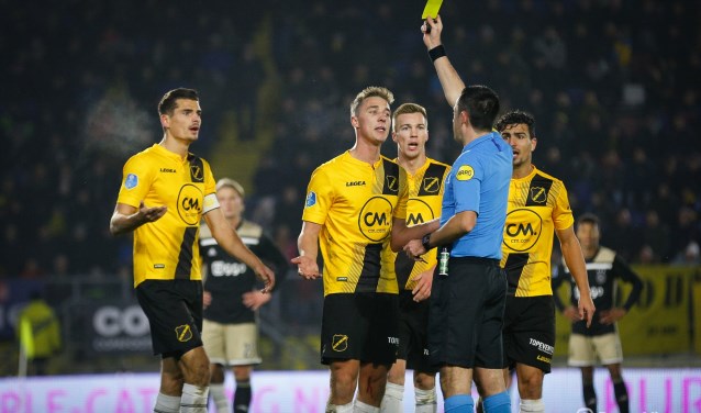 Dennis Higler floot eerder dit seizoen de met 3-0 verloren thuiswedstrijd tegen Ajax.