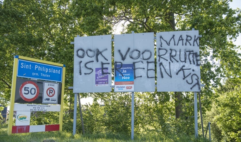 Verkiezingsbord beklad: 'Ook voor Mark Rutte is er een kist'