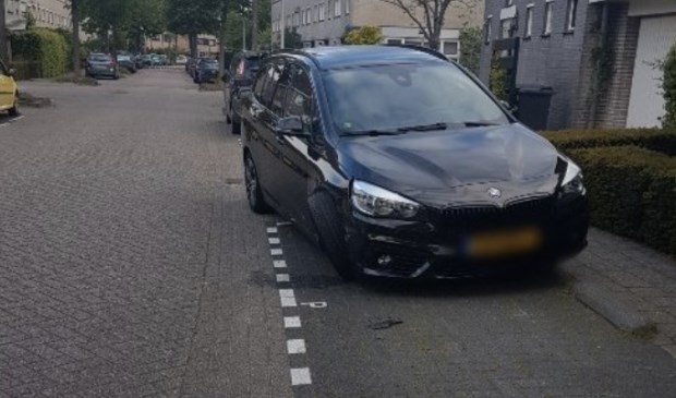 De BMW raakte zwaar beschadigd.