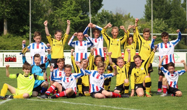 Krabbendijke JO12-1 en Waarde JO12-1 na afloop van de derby. FOTO F. VAN PAGEE