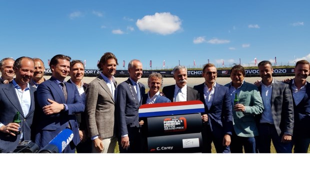 CEO Jeroen van Glabbeek van CM.com (vooraan tweede van links) bij de presentatie van de Formule 1-race van Zandvoort.