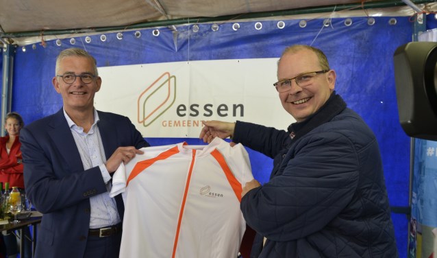 Wethouder René van Ginderen ontving namens de gemeente Essen een wielerjersey