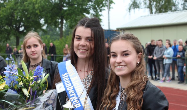 Meike Luijsterburg overhandigt de sjerp Miss Kleine Tour Steenbergen aan de nieuwe Miss Kleine Tour Steenbergen 2019 Marit Heshof.
