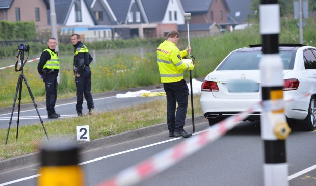 Een fietser is omgekomen na een aanrijding met een taxi.