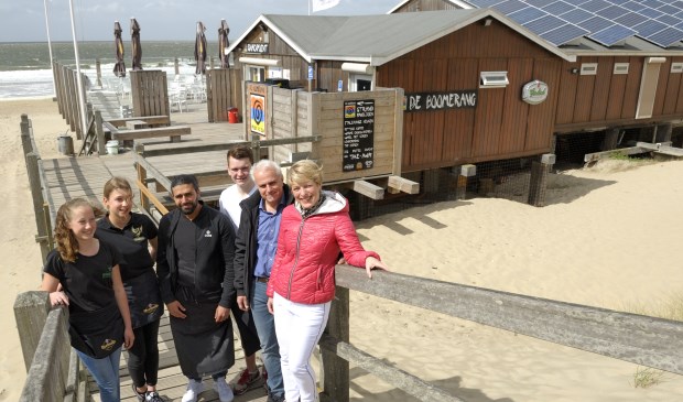 Het enthousiaste team van strandpaviljoen de Boomerang.
