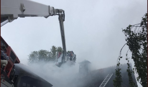 De brand werd onder andere door een hoogwerker besteden.