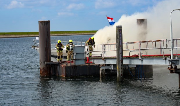 Het jacht van ongeveer 15 meter staat volledig in brand.