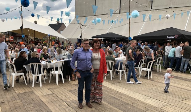 Er werd een barbecue georganiseerd in het dorp.