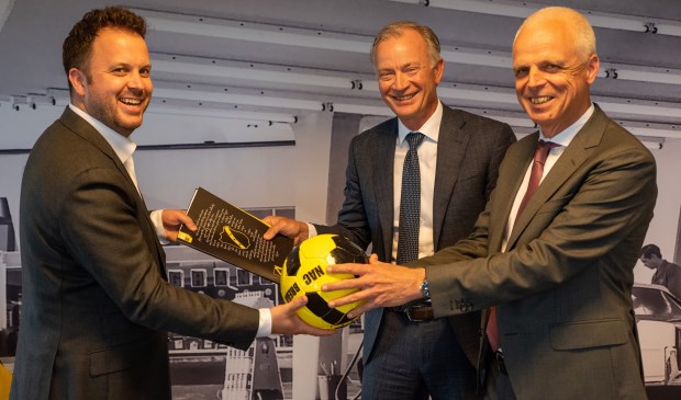 Eric Mathijsen van NAC met Jan Willem Westerhuis en Rik de Leeuw den Bouter van OK.