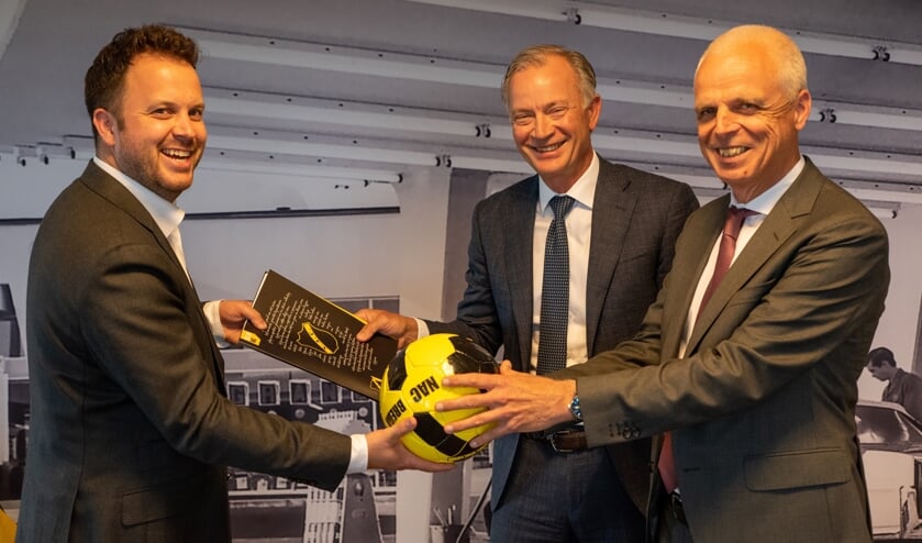 Eric Mathijsen van NAC met Jan Willem Westerhuis en Rik de Leeuw den Bouter van OK.