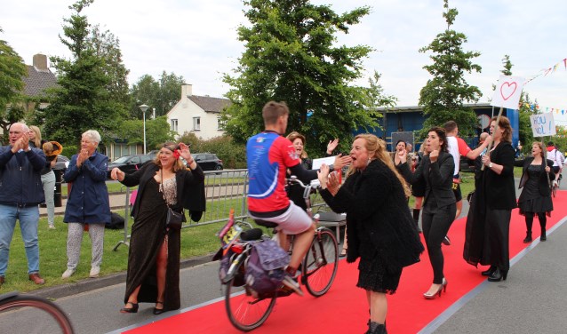 Toneelgezelschap Myra Ceti uit Steenbergen ontvangen met alle egards de deelnemers aan de Roparun 2019