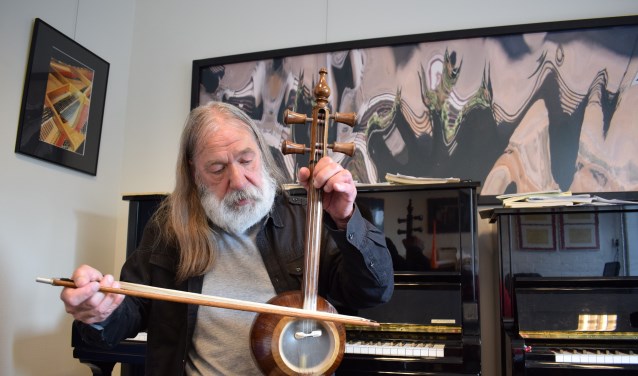 Pieter van Dijck bespeelt zijn Erhu uit China. FOTO STELLA MARIJNISSEN