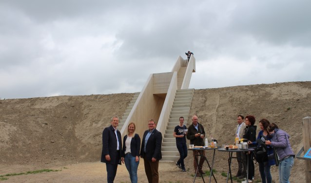Wethouders Evert Weys, Esther Prent en Patrick van der Velden bij de nog naamloze trap op Fort Henricus in De Heen.