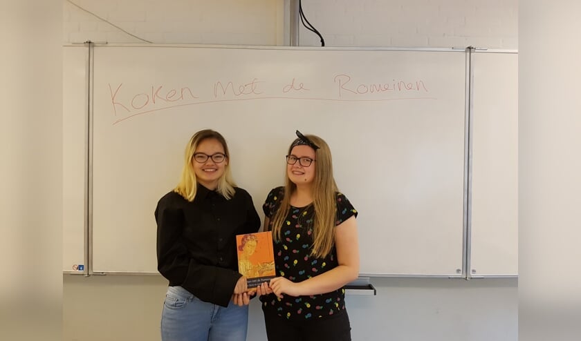 Elise en Joanieke met hun boek.