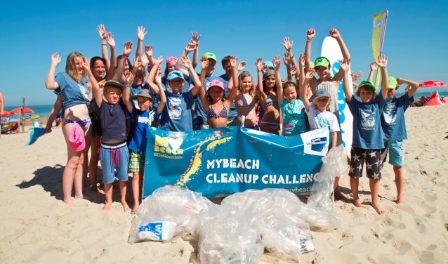 Tijdens de Beach Cleanup Tour ruimen vrijwilligers afval op langs de Zeeuwse kust.