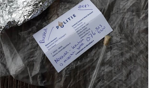 Het pijpje met hennep en het visitekaartje.