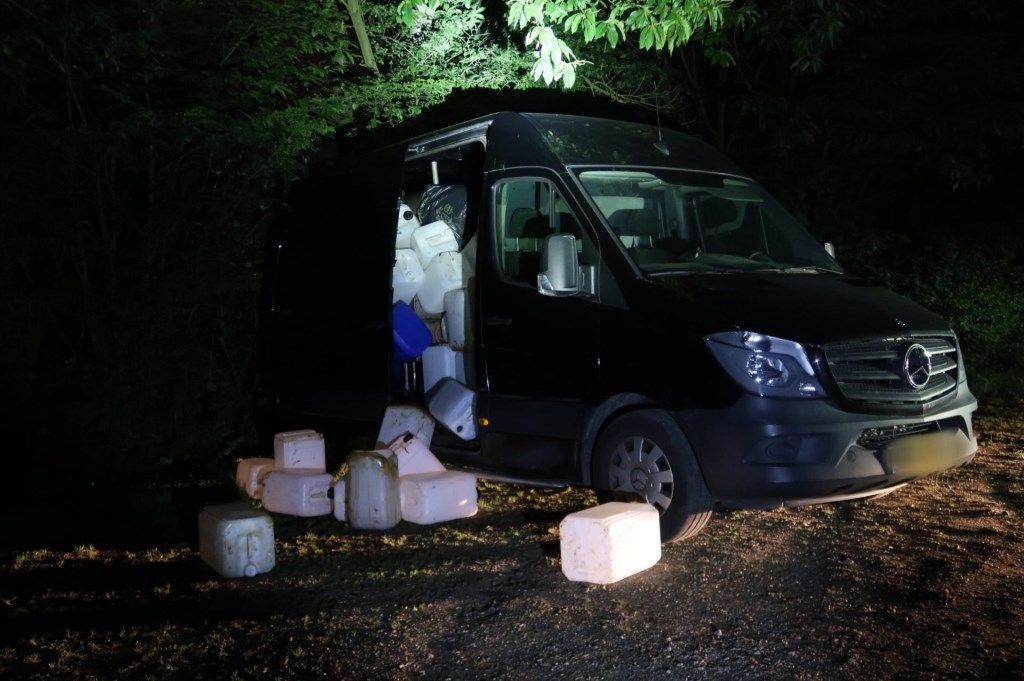 Een bus vol vaten werd aangetroffen bij de Galderse Meren. Waarschijnlijk resten van drugsproductie.