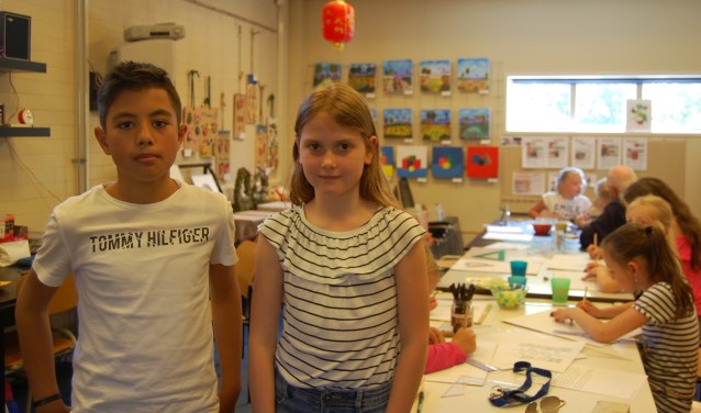 Pati en Lisa zijn creatief bezig bij Art4Kids.