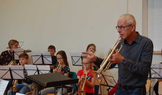 Koperdocent Anton Kempe brengt de kinderen de fijne kneepjes van het musiceren bij. FOTO JESSICA ROVERS