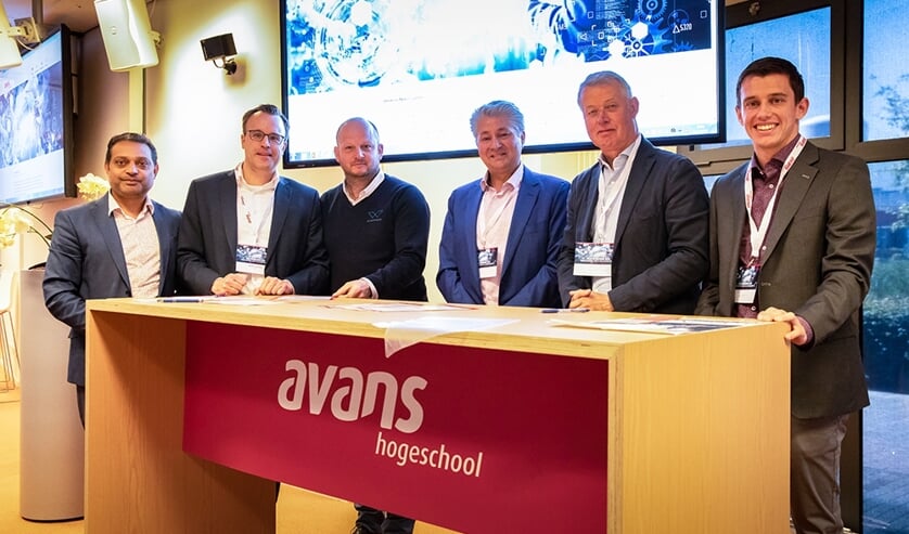De ondernemers bij de ondertekening van de samenwerkingsovereenkomst.
