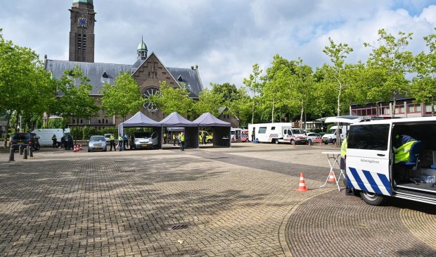 De politie hield een grootschalige controle op het plein.