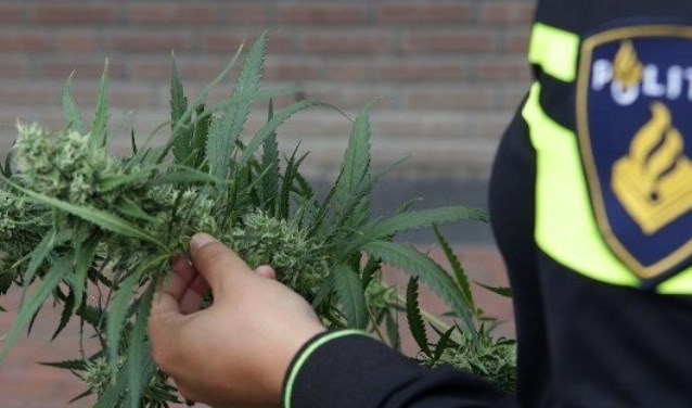 De 30-jarige bewoner is aangehouden.