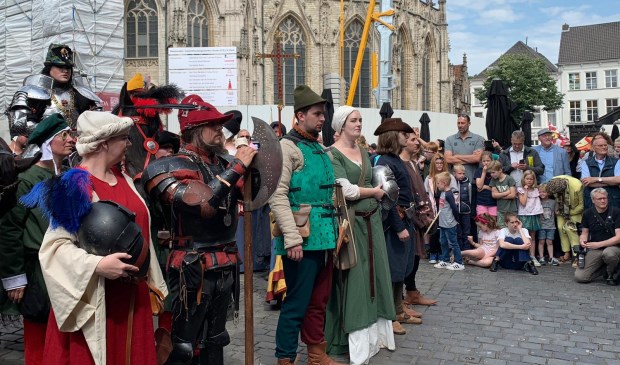De historische figuren hebben zich voor de opening op de Grote Markt verzameld.