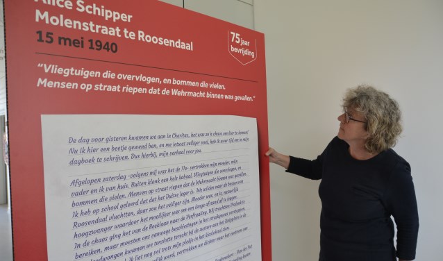 Janine Verster bij één van de verhalen uit de tentoonstelling FOTO REMKO VERMUNT