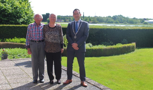 Sjef en Dini Plompen-Stoffels kregen bezoek van burgemeester Steven Adriaansen, die hun feliciteerde met hun diamanten bruiloft. FOTO JOSÉ VAN DER WEGEN