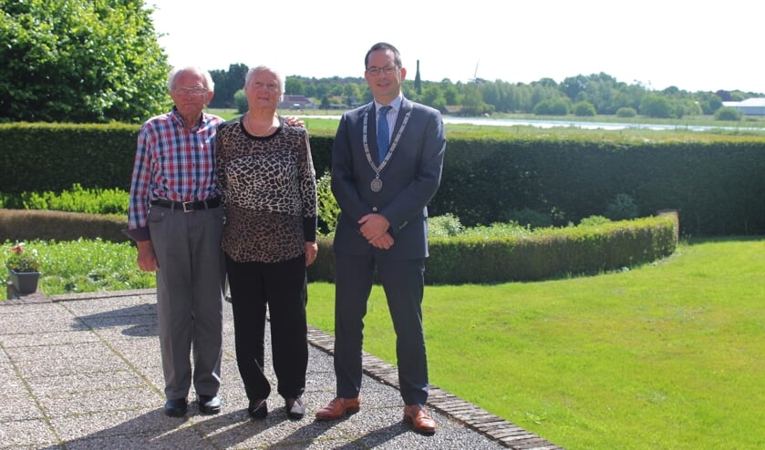 Sjef en Dini Plompen-Stoffels kregen bezoek van burgemeester Steven Adriaansen, die hun feliciteerde met hun diamanten bruiloft. FOTO JOSÉ VAN DER WEGEN