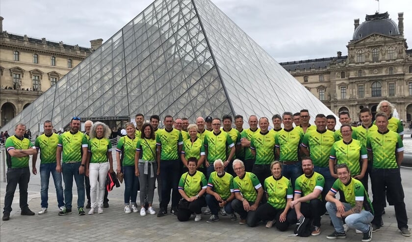 De Moerdijkriders bij 'het Louvre' in Parijs.