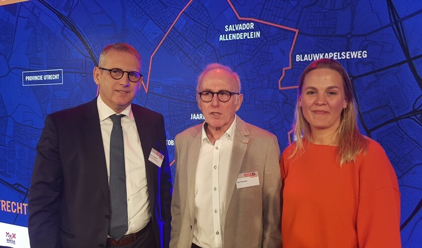Burgemeester Ruud van den Belt en wethouder Esther Prent tijdens de presentatie in Breda samen met oud-Vuelta winnaar Joop Zoetemelk. FOTO GEMEENTE STEENBERGEN