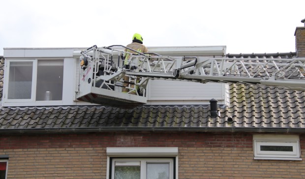 De brandweer kwam met onder andere een ladderwagen ter plekke.