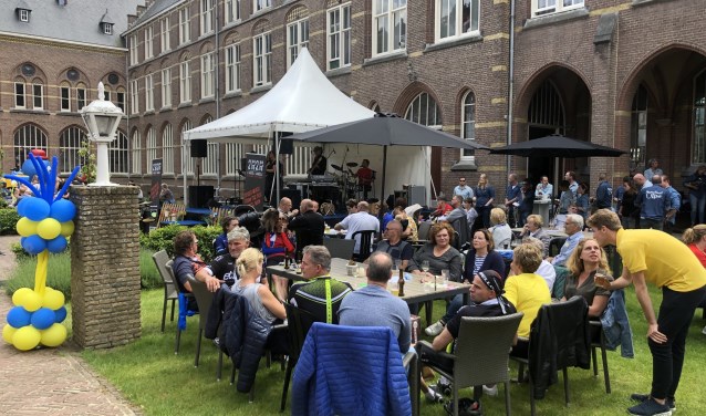 Live-muziek, sfeer en gezelligheid bij Bovendonk als centrum van de fietsvierdaagse.