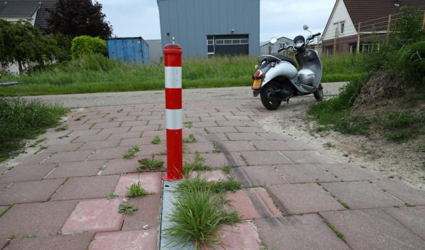 De man reed tegen dit paaltje en viel.
