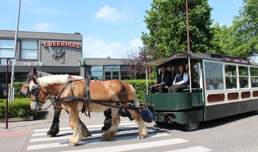 Een oudheid herleeft in Oud Gastel met de paardentram langs 't Veerhuis met eigen paard op de gevel.