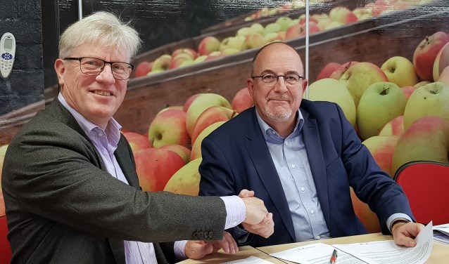 Maarten Sas (l) en Peter Bevers, de bestuurders van respectievelijk RWS en R&B Wonen.
