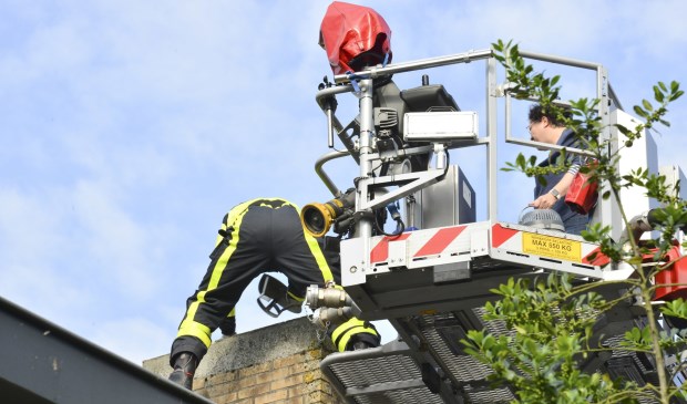 Met een hoogwerker konden de hulpverleners bij de schoorsteen komen.