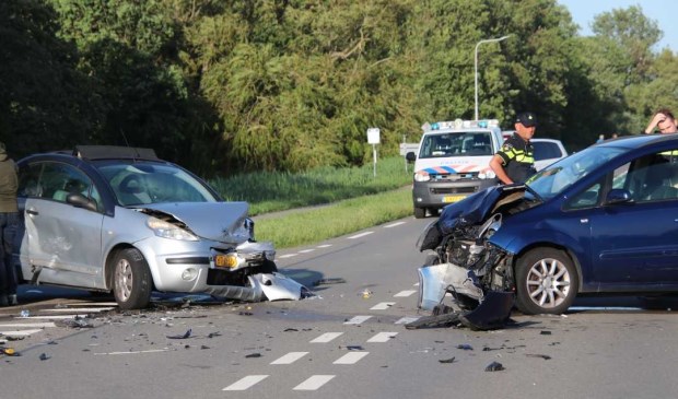 De auto's raakten zwaar beschadigd.