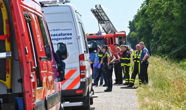 Zowel de politie als de brandweer is aanwezig.