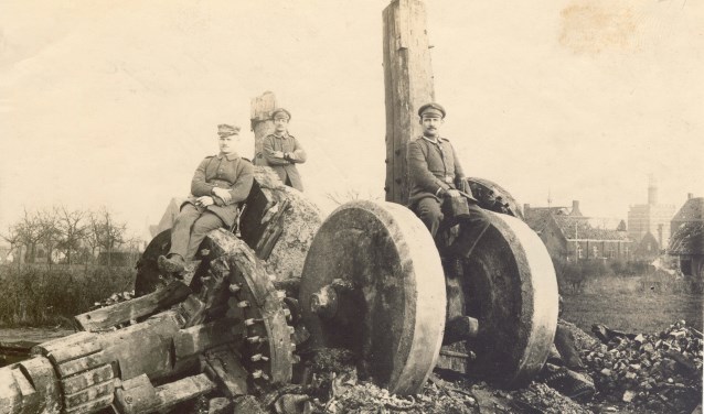 Eén van de verwoeste molens die in het boek wordt beschreven, namelijk de Stenen Molen in Beselare die in 1914 werd verwoest. Op de puinhopen poseren Duitse soldaten.