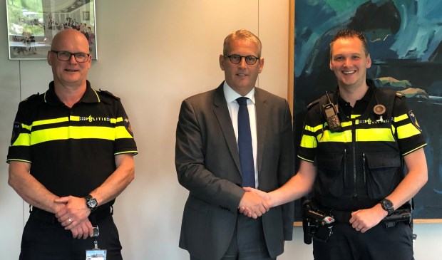 Van links naar rechts Jack Ambags, burgemeester Ruud van den Belt en de nieuwe wijkagent Jesse Smidt.