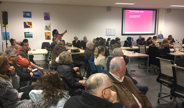Tientallen belangstellenden bij de raadssessie over Werk aan de Wijk eind 2017.